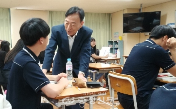 6일 설동호 대전시교육감이 대전노은고 3학년 교실을 찾아 학생들을 격려하고 있다.(사진=이수진 기자)