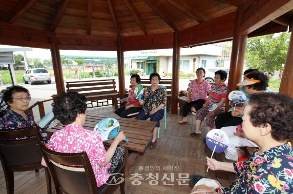 삭선6리 정자에서 마을 주민들이 쉬고 있는 모습. <사진=태안군 제공>