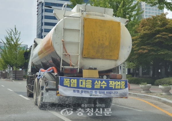 8일 대전 전 지역에 폭염경보가 발효된 가운데 서구의 한 도로에서 살수차가 도로에 물을 뿌리고 있다. (사진=이성현 기자)