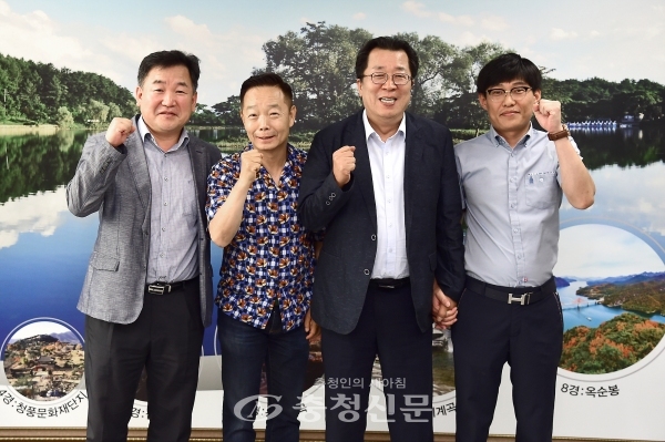 이상천 제천시장(오른쪽 두번째)과 김학래 대표(왼쪽 두번째)가 간담회 이후 기념촬영을 했다. (사진=제천시 제공)