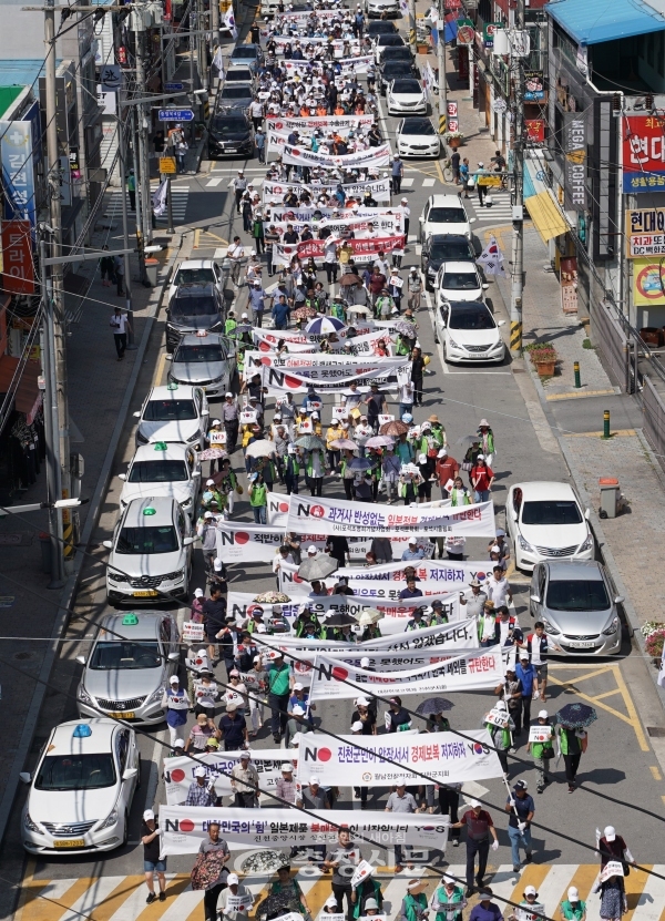 10일 진천군에서는 주민 주도로 일본 경제보복 등에 대한 대규모 규탄집회가 열린 가운데 주민들이 이에 대한 피켓과 현수막을 들고 거리행진을 하고 있다. (사진=진천군 제공)