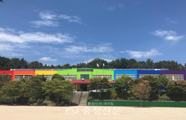 남선초등학교가 올해 유일의 벽지학교로 재지정됐다. 사진은 무지개색으로 새로 단장한 남선초 전경.(사진=대전교육청 제공)