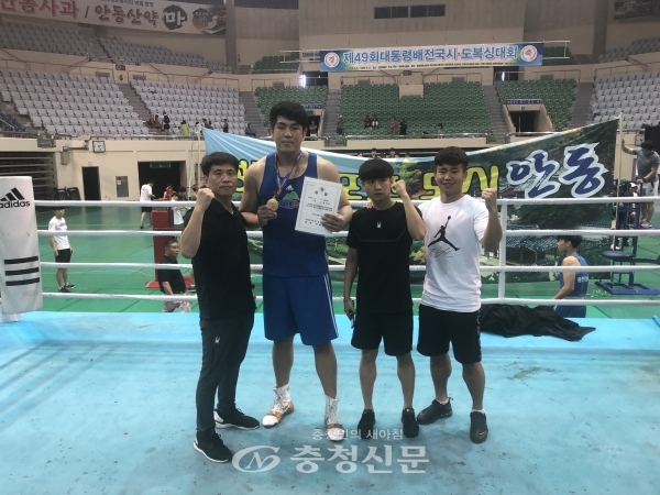 청양군청 송화평 선수(왼쪽 두 번째)가 전국복싱대회에서 금메달을 획득했다. (사진=청양군 제공)