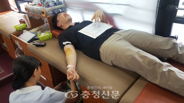 코레일 충북본부 직원이 헌혈을 하고 있다. (사진=코레일 충북본부 제공)