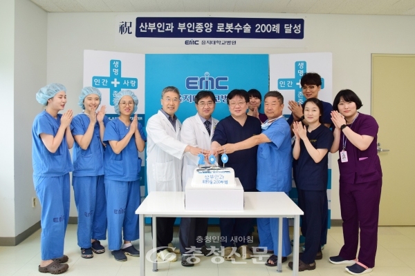 왼쪽에서 5번째 김하용 원장, 6번째 하중규 부인종양로봇수술센터장.(사진=을지대병원 제공)