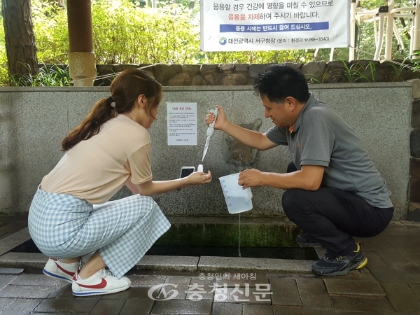 대전보건환경연구원이 약수터에 설치된 급수시설에서 라돈 전수조사를 위한 샘플을 채취하고 있다.(사진=대전시 제공)