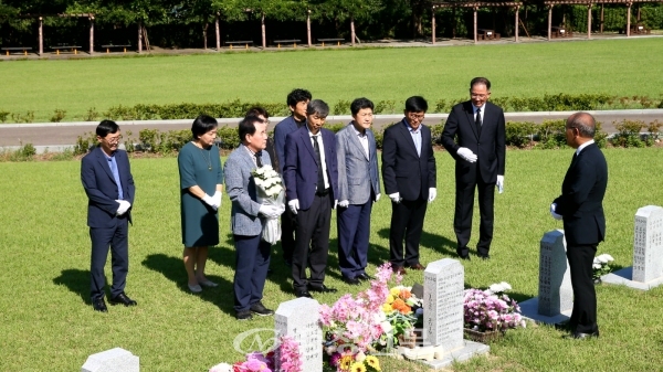 김지철 충남도교육감을 비롯한 도교육청 관계자들이 천안 국립망향의 동산을 방문해 일본군 위안부 할머니 묘역에 헌화하고 있다.