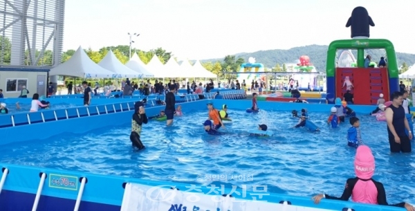 대전 한밭수목원에 마련된 물놀이장에서 어린이들이 물놀이를 즐기고 있다.(사진=대전시 제공)