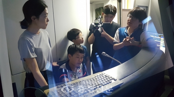 13일 경기도 꿈의 학교는 대전도시철도 판암차량기지를 견학했다. 사진은 운전연습실 기관사 체험을 하고 있는 학생들.(사진=대전도시철도 제공)
