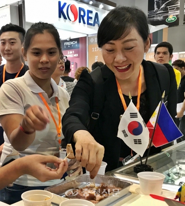 필리핀식품박람회에 참석한 현지인이 한국의 족발에 관심을 보이고 있다. (사진= 한국농수산식품유통공사 제공)