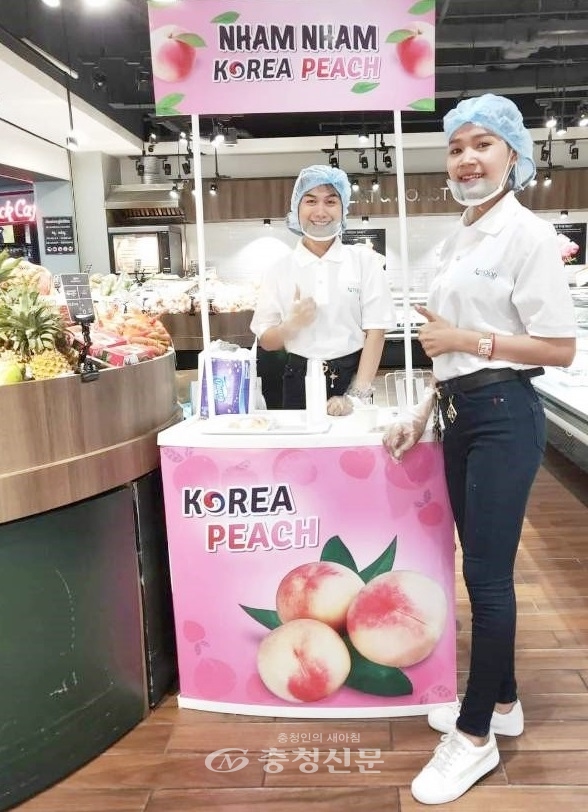 한국농수산식품유통공사는 9일부터 2주간 주말을 이용해 캄보디아 대형유통매장 'Lucky Supermarket'에서 한국 복숭아 입점기념 판촉행사 냠냠 코리아 피치'를 개최했다. (사진=aT)