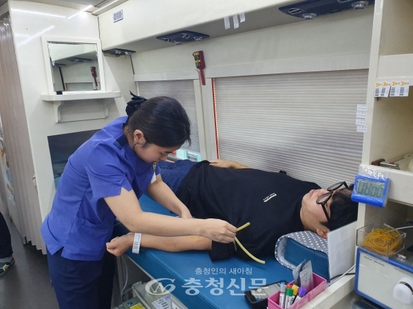 20일 한 논산시민이 생명나눔 운동 일환으로 헌혈차량에서 헌혈을 하고있다. (사진=대한적십자사 대전세종충남혈액원 제공)