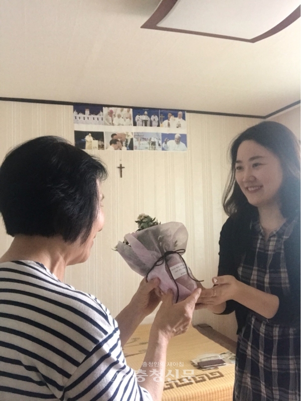둔산3동 행정복지센터는 플라워월드 후원으로 관내 생일을 맞은 독거노인에게 꽃 화분을 전달한다.(사진=서구 제공)