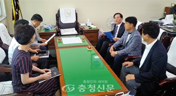 김선재(오른쪽 맨 뒤) 배재대 총장이 지난 19일 대전지역 고교 순회 입시홍보에 돌입해 고교 관계자와 이야기를 나누고 있다.(사진=배재대 제공)