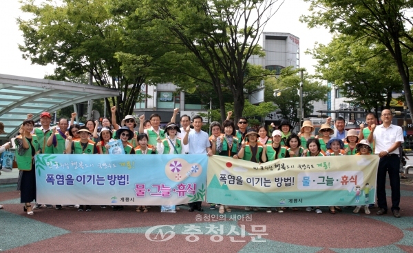 계룡시는 20일 오후 엄사사거리 일대에서 자율방재단원 30여명과 함께 시민들에게 얼음물을 나눠주며 폭염예방 거리 캠페인을 실시했다. (사진=계룡시청 제공)