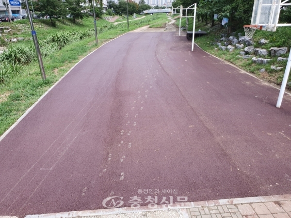 원성천 산책로 일부 구간 재포장 모습 (사진=천안시 제공)