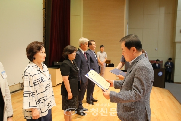 김지철 교육감이 가경신 신임 천안교육장에게 임명장을 전달하고 있다.