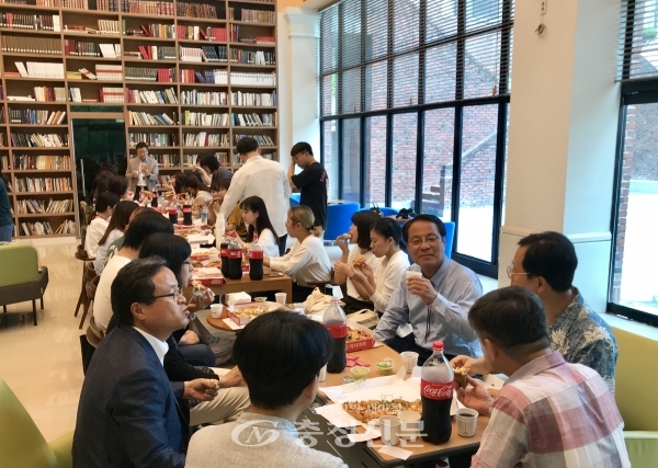이덕훈 한남대 총장이 일본무코가와여자대학 방문학생들과 함께 피자파티를 즐기고 있다.(사진=한남대 제공)