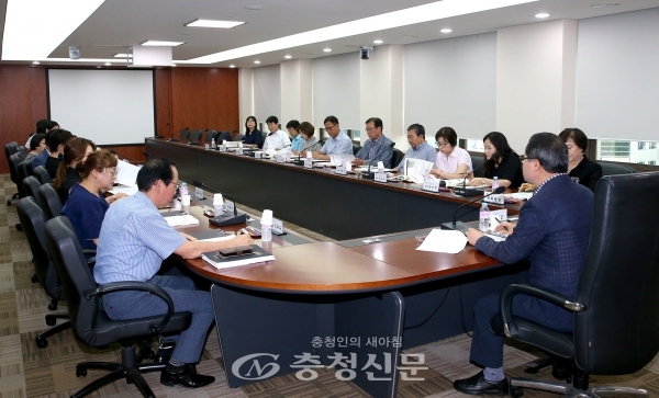 22일 대전시교육청이 상반기 공약 이행에 대한 시민들의 의견 청취를 위한 공약시민지원단 회의를 갖고 있다.(사진=대전교육청 제공)