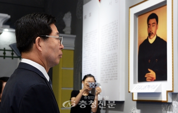 양승조 충남지사가 23일 중국 하얼빈 안중근 의사 기념관을 찾아 안 의사의 사진을 보고 있다. (사진=충남도 제공)