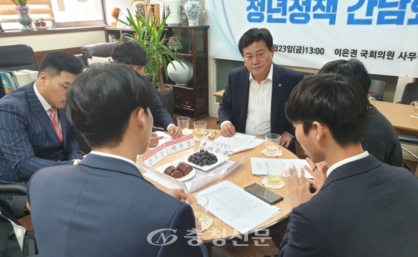 이은권 의원이 대전 내 9개 대학 총학생회장단과 간담회를 갖고 있다. (사진=이성현 기자)