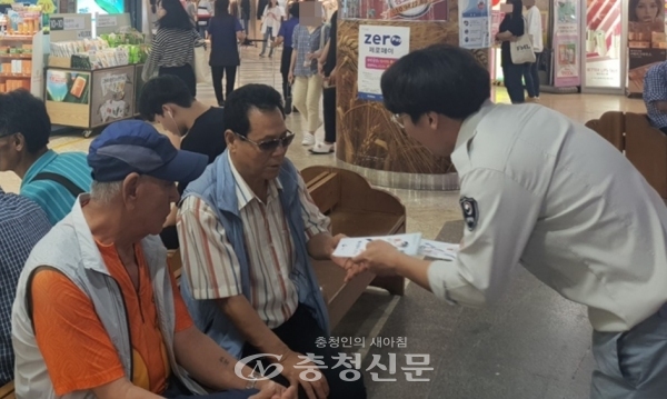 병무청 직원이 지하상가에서 대전시민들에게 병역면탈 예방 홍보물품과 리플릿을 배포하고 있다. (사진=병무청 제공)
