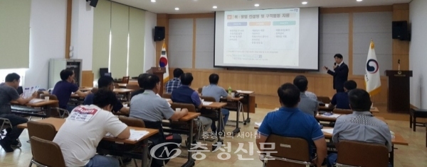 제대군인 30여 명이 대전보훈청이 개최한 취업 워크숍에서 이력서 작성 요령 등을 배우고 있다. (사진=보훈청 제공)
