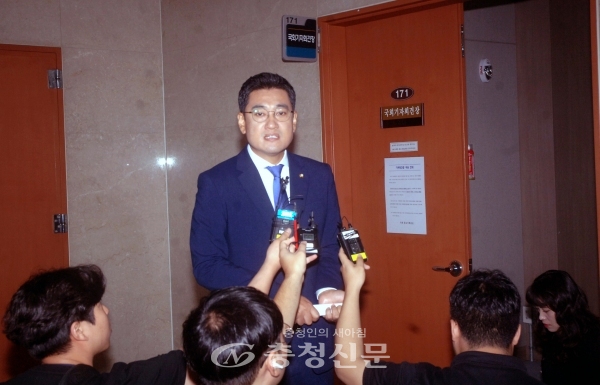 오신환 바른미래당 원내대표가 1일 국회 정론관에서 긴급기자회견을 열고 있다. (사진=최병준 기자)