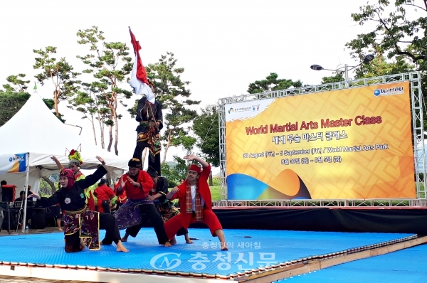 2019 충주세계무술축제에 참가한 인도네시아 선수들이 다양한 활동으로 관광객들의 이목을 끌었다. (사진=충주시 제공)