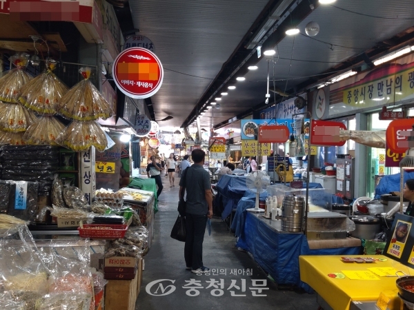 지난 8일 대전의 중앙시장의 제수용품 가게 앞에 한 손님이 텅빈 시장을 둘러보고 있다. (사진=최홍석 기자)