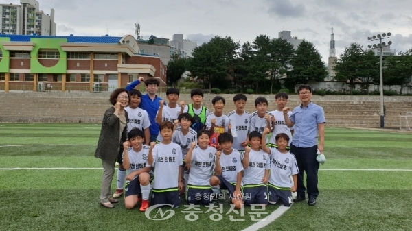 제천 의림초등학교 축구팀이 대회 우승 이후 기념촬영을 했다. (사진=의림초등학교 제공)