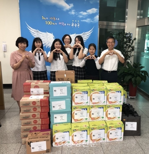 제천 의림여자중학교 학생회가 용두동 행정복지센터에 생필품을 전달하고 기념촬영을 했다. (사진=의림여자 중학교 제공)