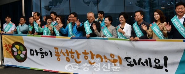 바른미래당 신용현 시당위원장을 비롯한 당직자들이 시민들에게 인사를 건네고 있다. (사진=이성현 기자)