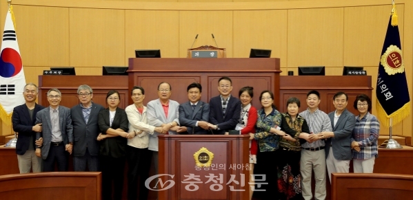 김종천 의장이 중국 우한시 문화교류단을 접견하고 본회의장에 손을 맞잡고 기념촬영하고 있다. (사진=대전시의회 제공)
