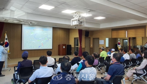청양군이 지난 17일 청남면 주민자치센터 2층에서 금강 물 정화공급사업 주민설명회를 개최했다. <사진=청양군 제공>