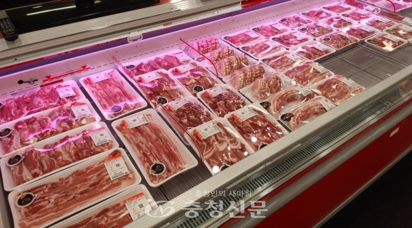 ASF 청정지역이던 국내에도 질병이 발병하면서 돼지고기 가격이 크게 오를것으로 보인다. 사진은 대전의 한 대형마트에서 판매중인 돼지고기 (사진=최홍석 기자)