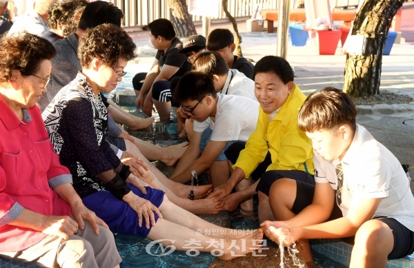 18일 박용갑 중구청장(오른쪽 앞에서 두 번째)과 동산중학교 학생들이 어르신의 발을 씻겨드리고 있다.(사진=중구 제공)