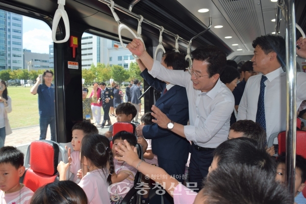허태정 대전시장 등이 어린이들과 함께 바이모달 트램에 환승해 창 밖에 있는 시민들에 손을 흔들고 있다.(사진=한유영 기자)