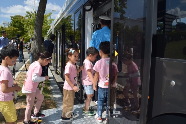 19일 대전 시청 남문광장에서 열린 제2회 공공교통·환경주간 기념식에 참여한 어린이들이 바이모달 트램에 차례로 탑승하고 있다.(사진=한유영 기자)