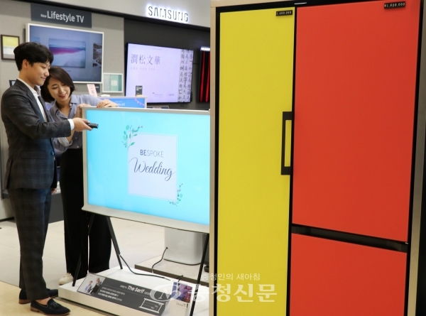 롯데백화점 대전점, 지하1층 삼성전자 매장에서 고객이 웨딩관련 가전제품을 살펴보고 있다. (사진=롯데쇼핑 제공)