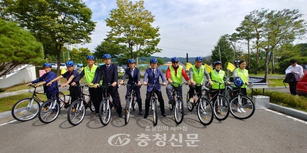 한국자유총연맹 계룡시지회가 25일 두마면사무소 주차장에서 자전거 순찰대 발대식을 가졌다. (사진=계룡시청 제공)