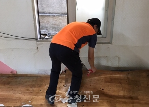 대전건축봉사회 관계자가 참전유공자 댁 장판을 들어내고 있다. (사진=보훈청 제공)