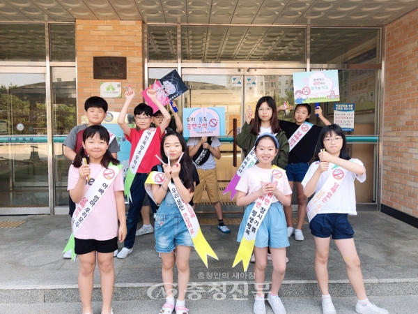 흡연예방 캠페인에 참여한 대전목양초 학생들이 교내에서 홍보 활동을 벌이고 있다