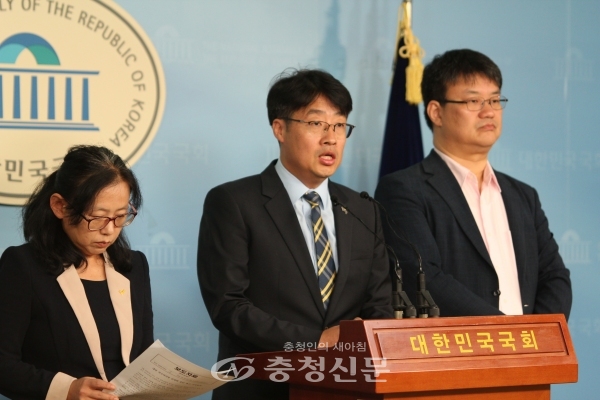 김윤기(가운데) 정의당 대전시당위원장이 대전시 하수처리장에 대해 발언하고 있다. (사진=정의당 제공)