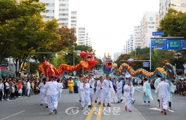 2019계룡세계軍문화축제에서 시민 모두가 함께 어울려 만들어가는 ‘거리퍼레이드’가 펼쳐진다. (사진은 지난해 축제때 진행된 쌍룡놀이)