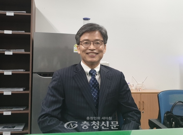 김경철 대전도시철도공사 사장이 임명장 수여 직후 시의회 기자실을 찾아 포부를 밝히고 있다. (사진=이성현 기자)