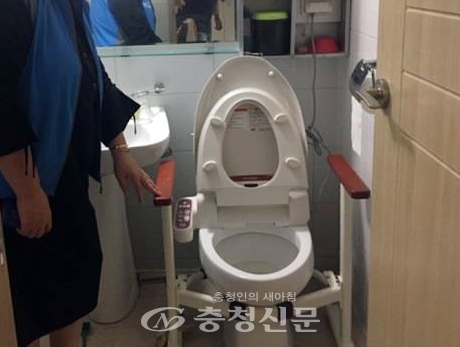 청룡동 행복키움지원단의 화장실 변기 안전손잡이 설치 모습 (사진=천안시 제공)