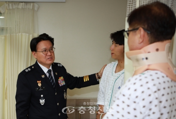 황운하 대전경찰청장이 지난 30일 112순찰 중 뒤따르던 버스에 의해 전치 2주 부상을 입고 병원으로 후송돼 치료를 받고 있는 경찰관을 위문했다. (사진=대전청 제공)