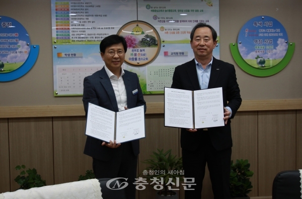대전마케팅공사와 대전중리초등학교는 1일 ‘평화 통일교육 활성화’를 위한 업무협약을 체결했다.(사진=대전마케팅공사 제공)
