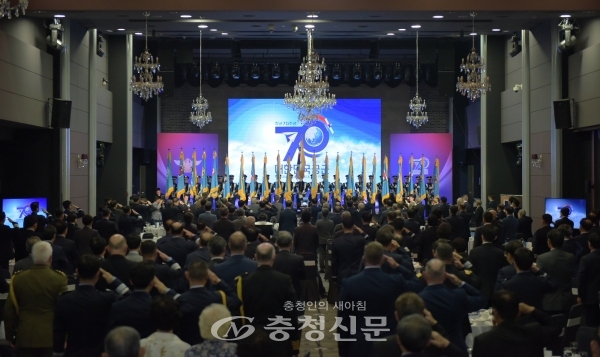 2일 서울 공군회관에서 개최된 '공군 창군 70주년 기념식'에서 참가자들이 국기에 대한 경례를 하고 있다. (사진=공군제공)